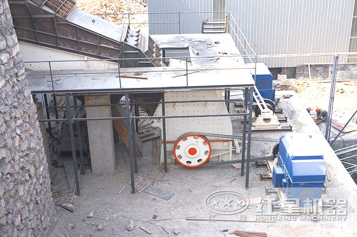 重錘式破碎機(jī)作業(yè)現(xiàn)場