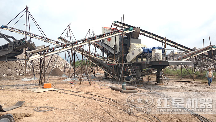 移動(dòng)破碎機(jī)搭在重錘式破碎機(jī)