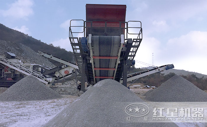 小型移動(dòng)一體式制砂機(jī)一體化作業(yè)現(xiàn)場(chǎng)