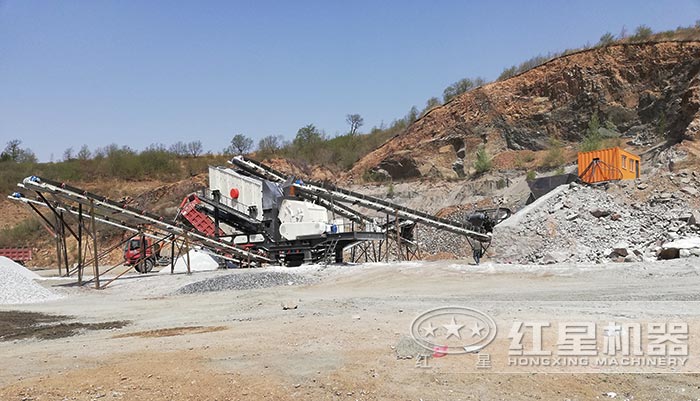 涼山移動(dòng)破碎機(jī)搭載反擊式破碎機(jī)施工作業(yè)