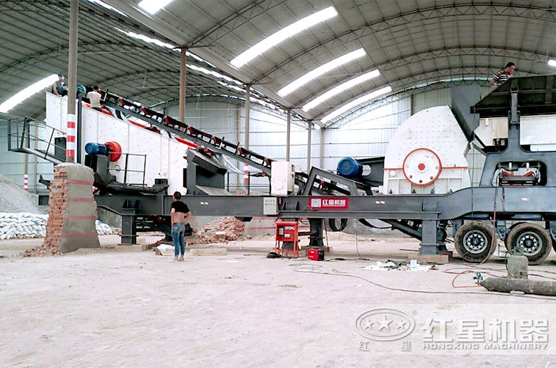 移動(dòng)式粉碎機(jī)現(xiàn)場圖