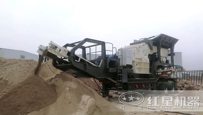 小型車式流動石子粉碎機現(xiàn)場