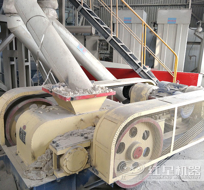 對輥制砂機作業(yè)現(xiàn)場