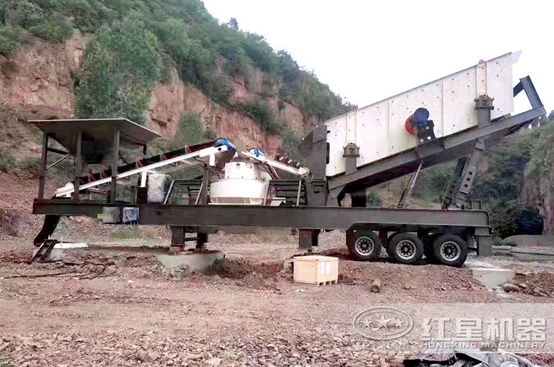 車載移動(dòng)式制砂機(jī)，又叫移動(dòng)打砂機(jī)（搭載VSI制砂機(jī)）