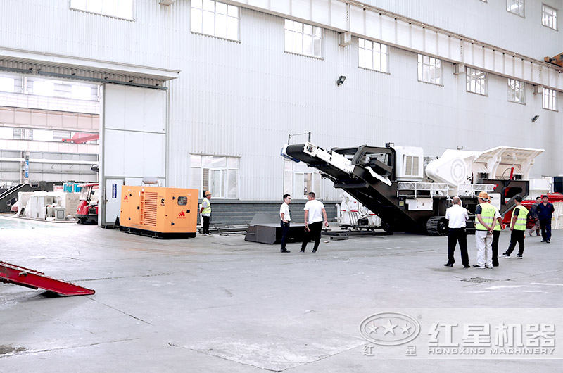 客戶參觀移動(dòng)破碎機(jī)車間圖