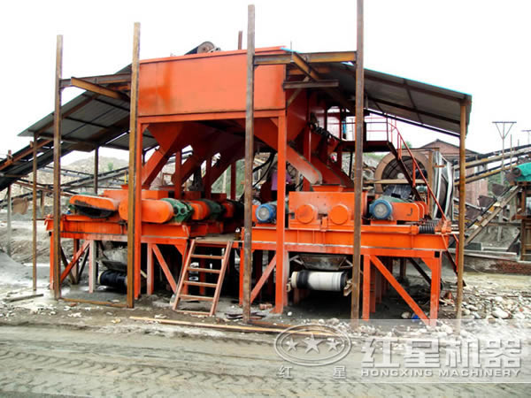 對輥破碎機工作現(xiàn)場